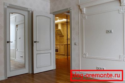 Люстраное запаўненне ў драўлянай абвязкі палатна Люстраное запаўненне ў драўлянай абвязкі палатна