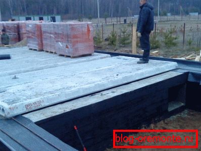 Жалезабетонныя пустотелые пліты як частка падмурка будучай хаты Жалезабетонныя пустотелые пліты як частка падмурка будучай хаты