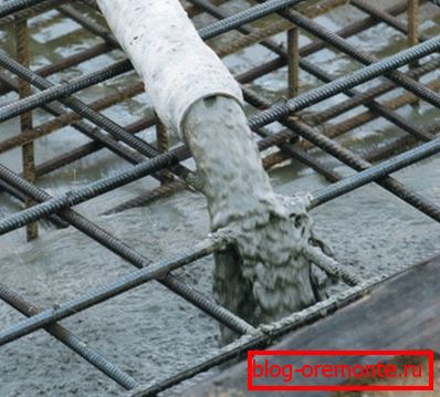 Вадкі бетон падаецца з дапамогай адмысловай помпы Вадкі бетон падаецца з дапамогай адмысловай помпы